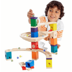 משחק מדרון גולות מעץ להרכבה מבית HAPE, ילד משחק במגדל גולות